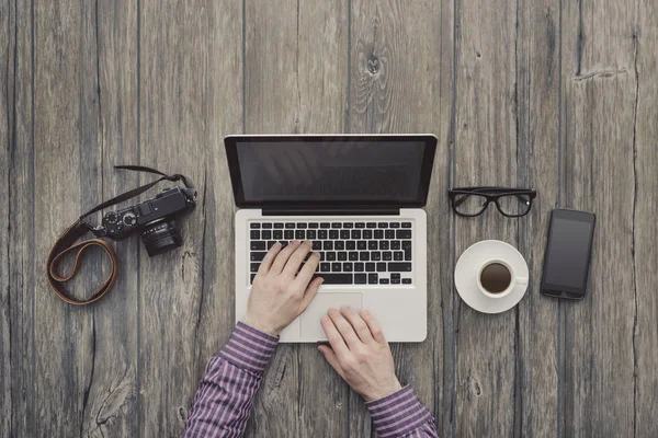 Freelance working at desk — Stock Photo, Image