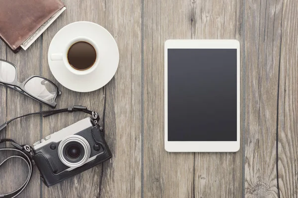 Caméra vintage sur un bureau — Photo