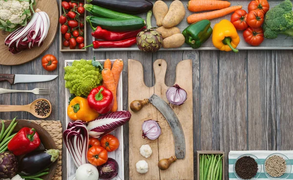 Vers geoogste groenten in de keuken — Stockfoto