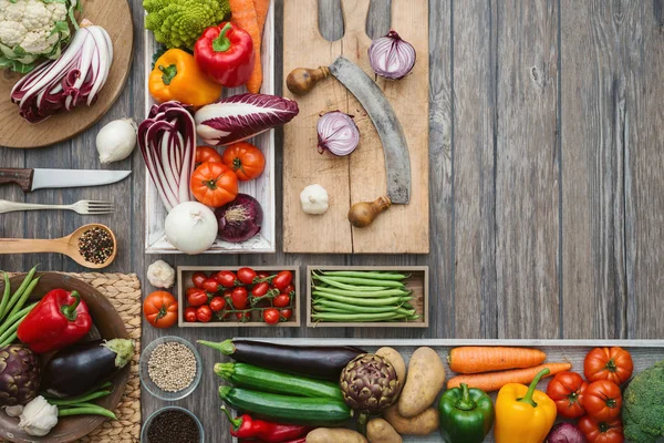 Verduras recién cosechadas en la cocina — Foto de Stock