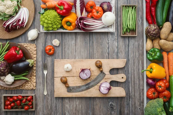 Frisch geerntetes Gemüse in der Küche — Stockfoto