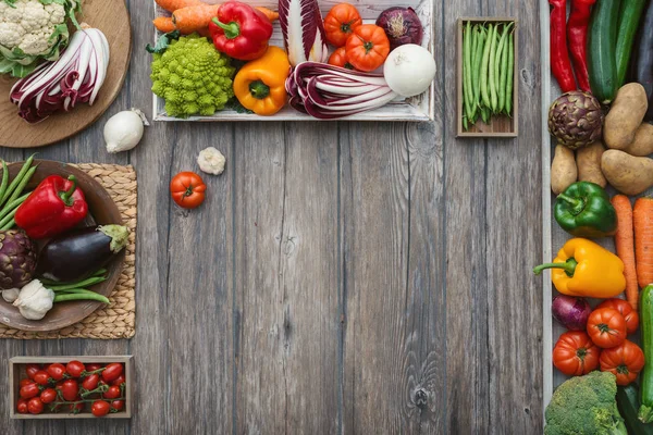 Légumes fraîchement récoltés dans la cuisine — Photo