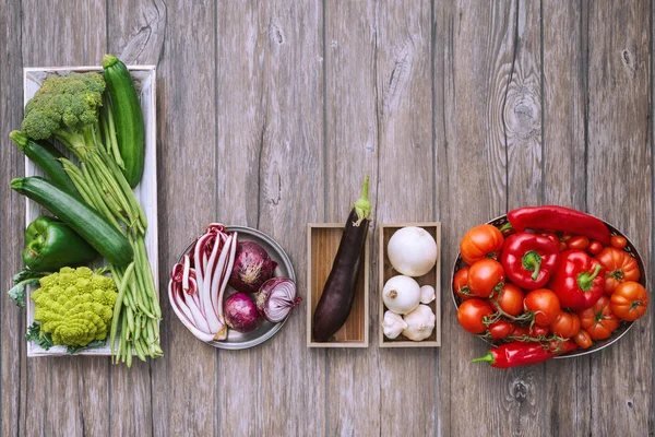 Свежие овощи на кухонном столе — стоковое фото