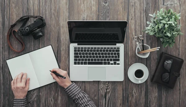 Trabajo independiente en el escritorio — Foto de Stock