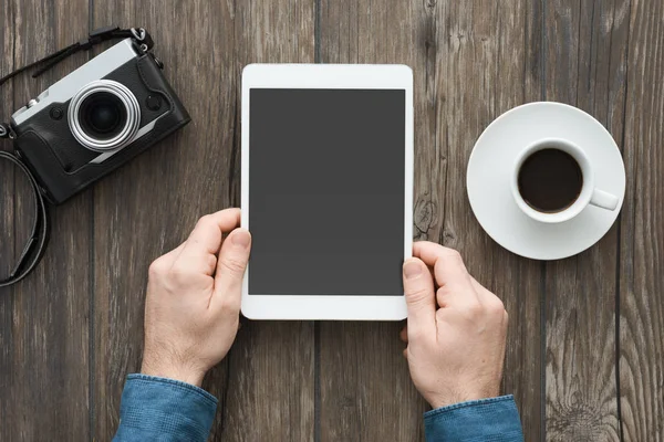 Hipster za pomocą tabletu — Zdjęcie stockowe