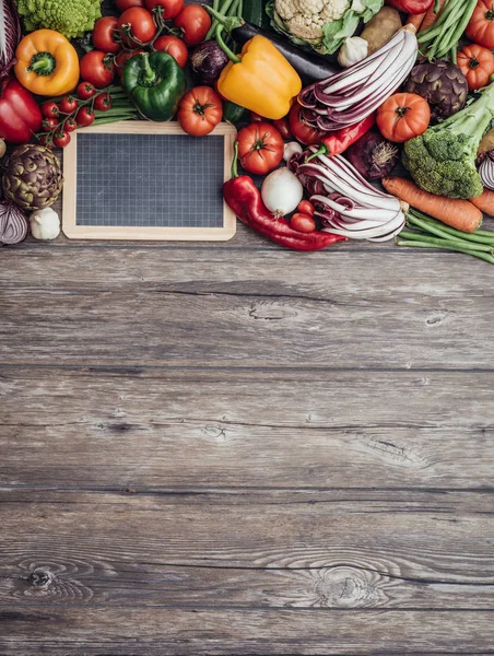 Verduras frescas en una encimera de madera — Foto de Stock