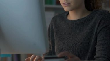 Genç kadının online kredi kartı ile alışveriş yapması
