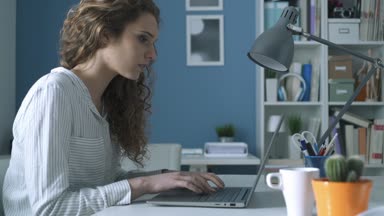 Onu laptop ile çalışma ve baş ağrısı olan genç kadın