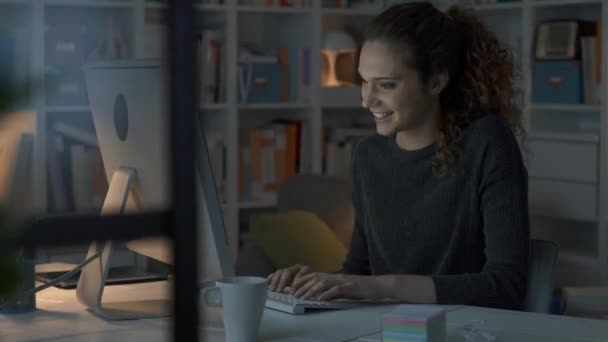 Menina conversando à noite com seu computador — Vídeo de Stock