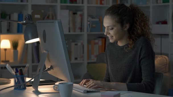 Dívka chatování v noci s počítačem — Stock video