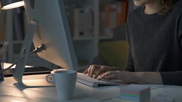 Ragazza che si collega con il suo computer e sorridente — Video Stock