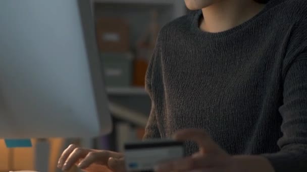 Jovem fazendo compras on-line com um cartão de crédito — Vídeo de Stock