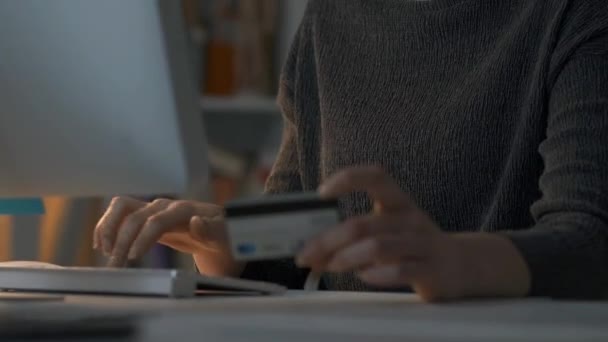 Mujer joven haciendo compras en línea con una tarjeta de crédito — Vídeo de stock