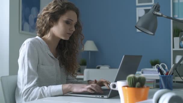 Jeune femme travaillant avec son ordinateur portable et ayant mal à la tête — Video