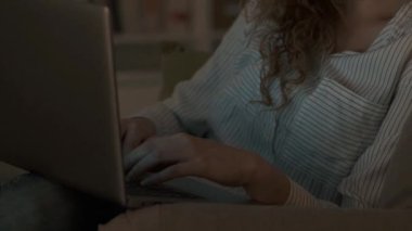 Kanepede rahatlatıcı ve chat yapan genç kadın