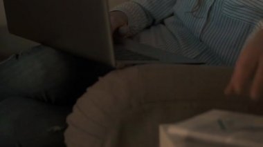 Evde rahatlatıcı ve online alışveriş yaparken genç kadın