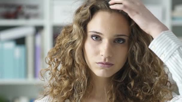 美丽的年轻妇女摆着头发和抚摸 — 图库视频影像