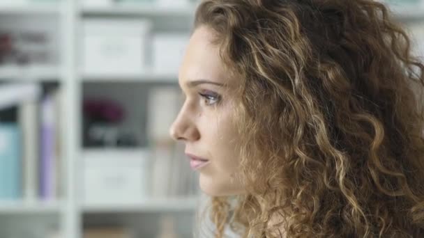 Beautiful young woman posing and touching hair — Stock Video