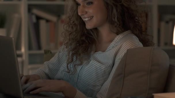 Jeune femme se détendre sur le canapé et bavarder — Video