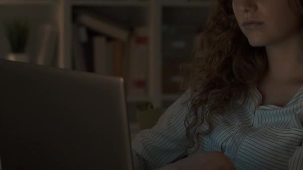 Mujer trabajando con un ordenador portátil y estiramiento — Vídeos de Stock