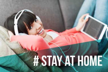 Mutlu kadın kanepede uzanıyor ve tabletine çevrimiçi bağlanıyor: Coronavirus önleme için sosyal medya kampanyasında evde kalın