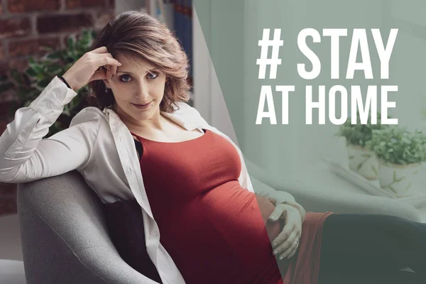 Mujer Embarazada Sonriente Relajándose Casa Durante Cuarentena Permanezca Casa Campaña — Foto de Stock