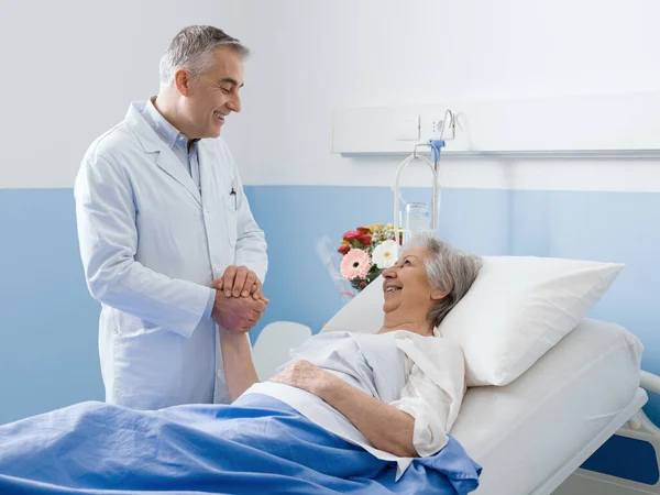 Doktor Hastanedeki Kıdemli Bir Hastayı Ziyaret Ediyor Elini Tutuyor Gülümsüyor — Stok fotoğraf