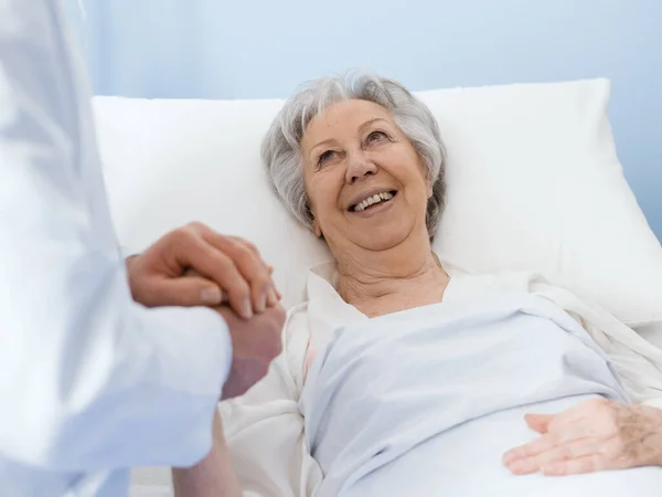 Doktor Hastanedeki Kıdemli Bir Hastayı Ziyaret Ediyor Elini Tutuyor Gülümsüyor — Stok fotoğraf