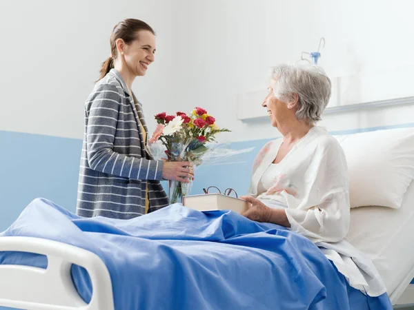 Молода Жінка Відвідує Бабусю Лікарні Дарує Квіти — стокове фото