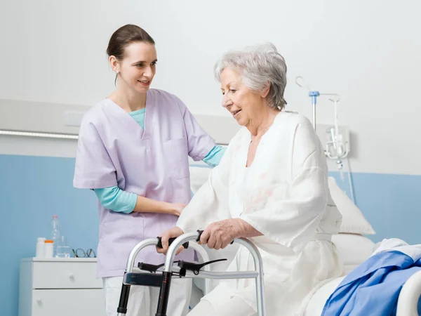 Lachende Professionele Verpleegster Assisteert Een Senior Patiënt Het Ziekenhuis Vrouw — Stockfoto