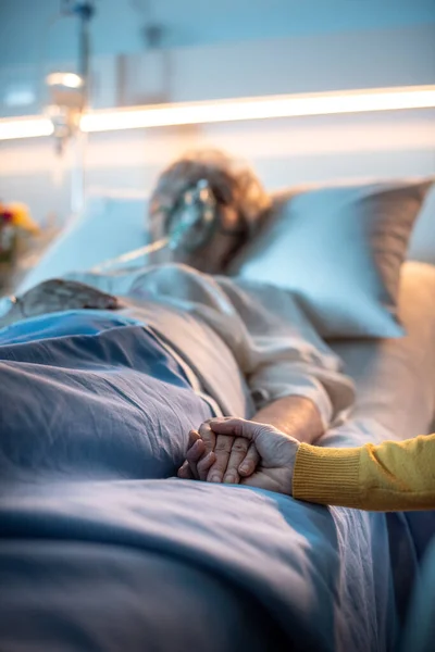 Žena Pomáhá Podporuje Svou Starší Matku Ležící Posteli Nemocnici Drží — Stock fotografie
