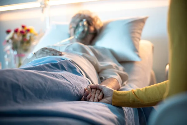 Asszony Asszisztál Támogatja Vezető Anyja Feküdt Ágyban Kórházban Fogja Kezét — Stock Fotó