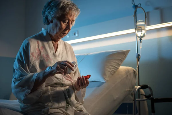 Mulher Idosa Sentada Uma Cama Hospital Tomando Medicamentos Prescritos — Fotografia de Stock