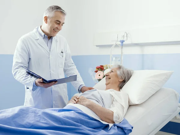 Professional Doctor Visiting Senior Patient Hospital Smiling Holding Clipboard — Stock Photo, Image