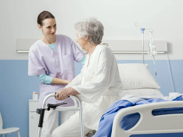 Enfermera Profesional Sonriente Asistiendo Paciente Mayor Hospital Mujer Apoya Caminante —  Fotos de Stock