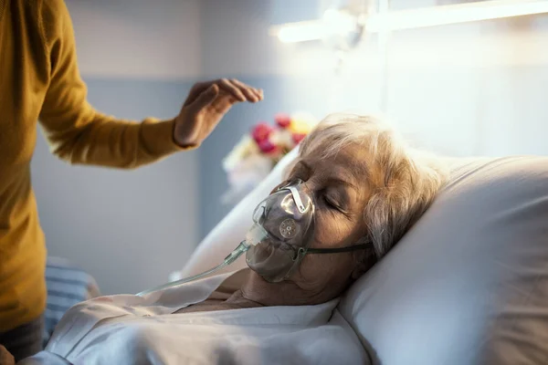 Hija Cuidadora Revisando Madre Enferma Hospital Tocándose Frente Concepto Asistencia —  Fotos de Stock