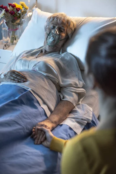 Mulher Assistindo Apoiando Sua Mãe Idosa Deitada Cama Hospital Ela — Fotografia de Stock