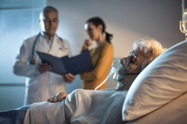 Hastanedeki Kıdemli Hasta Yatakta Yatıyor Doktor Aile Üyelerinden Biriyle Konuşuyor — Stok fotoğraf