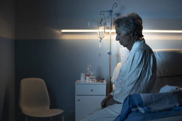 Ensam Seniorpatient Som Lider Sömnlöshet Och Sitter Sjukhussängen Natten — Stockfoto
