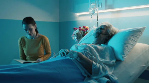 Vrouw Het Ziekenhuis Assisteert Een Senior Patiënt Met Zuurstofmasker Nachts — Stockfoto