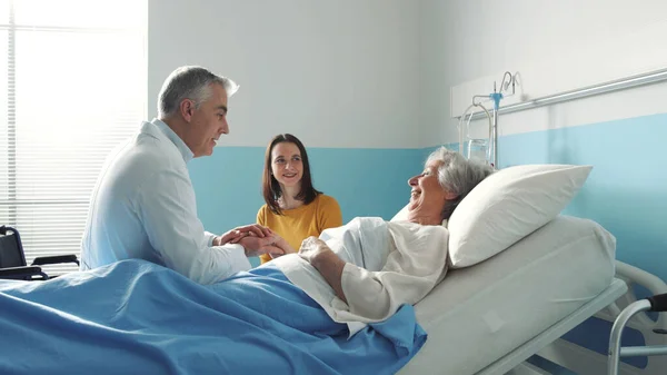 Médico Profesional Amigable Que Conoce Paciente Mayor Una Cama Hospital —  Fotos de Stock