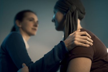 Hasta arkadaşını kanser, arkadaşlık ve yardım konseptiyle destekleyip rahatlatıyor.