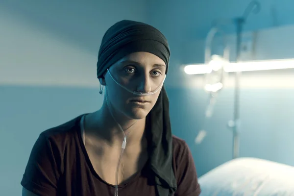 Νεαρή Λυπημένη Γυναίκα Καρκίνο Κάθεται Στο Κρεβάτι Του Νοσοκομείου Κοιτάζει — Φωτογραφία Αρχείου