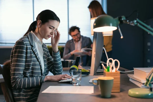 Junge Professionelle Geschäftsfrau Sitzt Schreibtisch Und Arbeitet Sie Hat Kopfschmerzen — Stockfoto