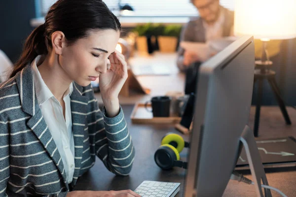 Junge Professionelle Geschäftsfrau Sitzt Schreibtisch Und Arbeitet Sie Hat Kopfschmerzen — Stockfoto