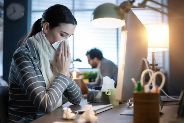 Junge Büroangestellte Sitzt Schreibtisch Und Arbeitet Sie Ist Erkältet Und — Stockfoto