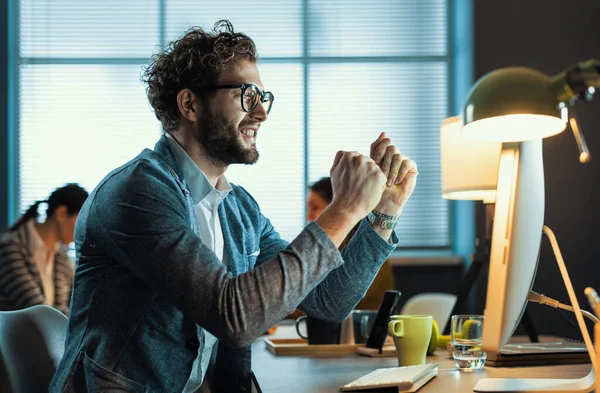 Vrolijke Jonge Zakenman Werkt Met Zijn Computer Aan Zijn Bureau — Stockfoto