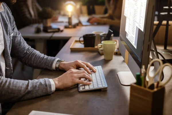 Empresario Corporativo Que Trabaja Oficina Está Sentado Escritorio Escribiendo Teclado —  Fotos de Stock