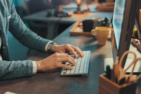 Geschäftsmann Arbeitet Büro Sitzt Schreibtisch Und Tippt Auf Der Computertastatur — Stockfoto