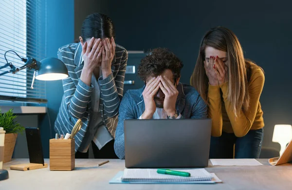 Молодая Бизнес Команда Работающая Ноутбуком Испытывающая Проблемы Закрывает Свои Лица — стоковое фото
